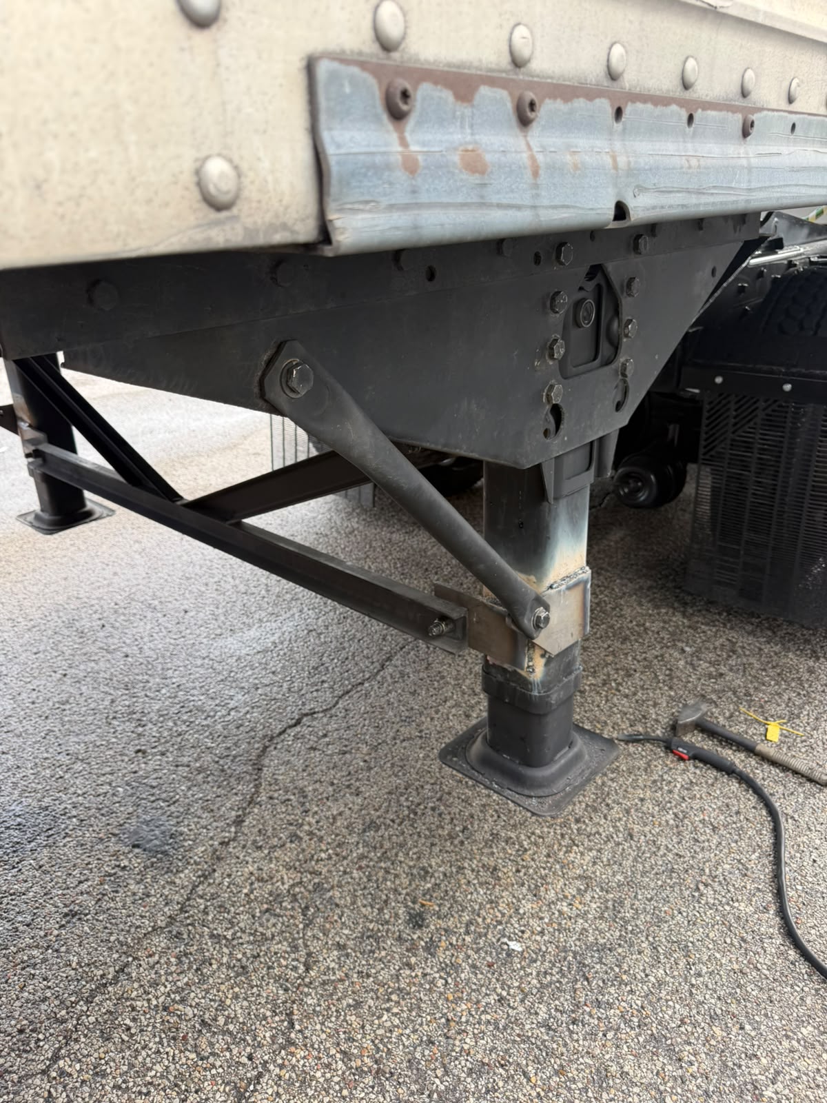 Trailer landing gear replacement